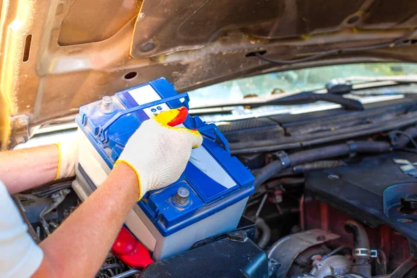 Comment remplacer une batterie de voiture ?