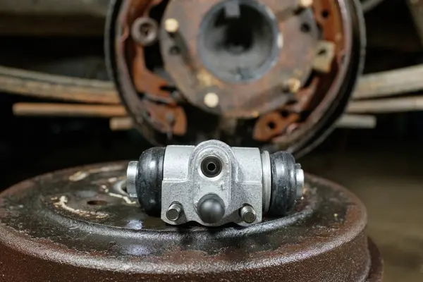 Comparaison étrier frein montage Lucas TRW et montage Bosch Bendix